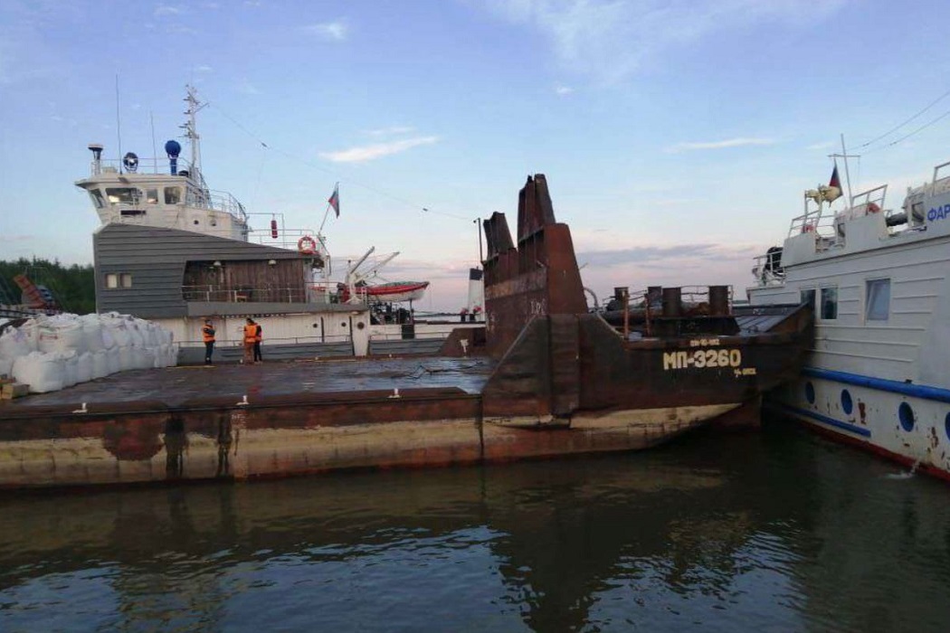 На Ямале пассажирский теплоход столкнулся с несамоходным судном