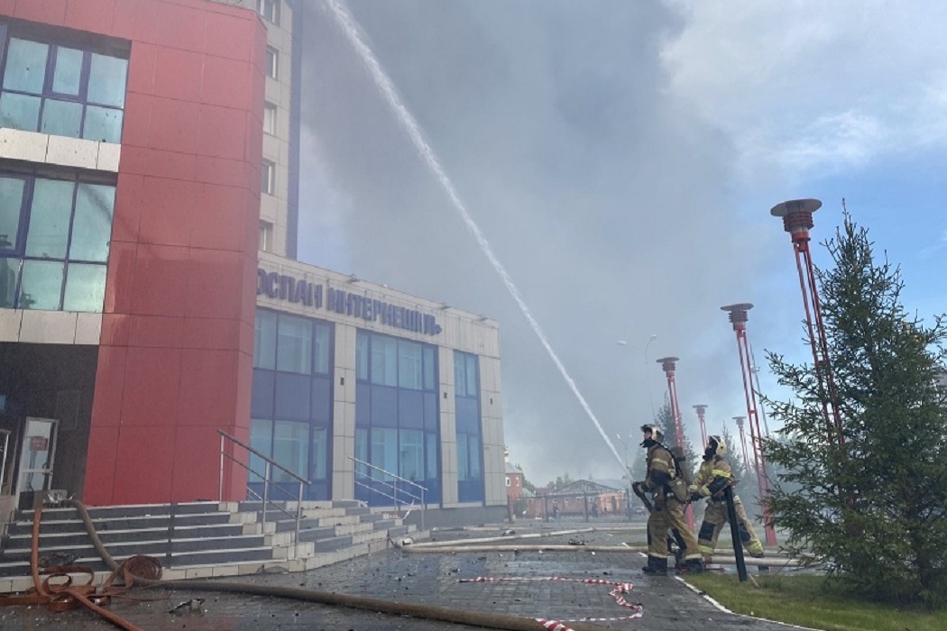 Пожарные три часа боролись с огнем в деловом центре Нового Уренгоя