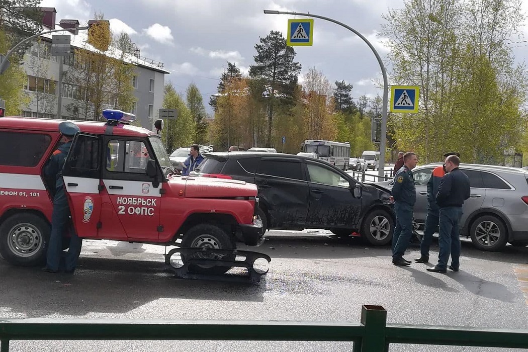 В Ноябрьске автомобиль МЧС попал в ДТП по дороге на вызов