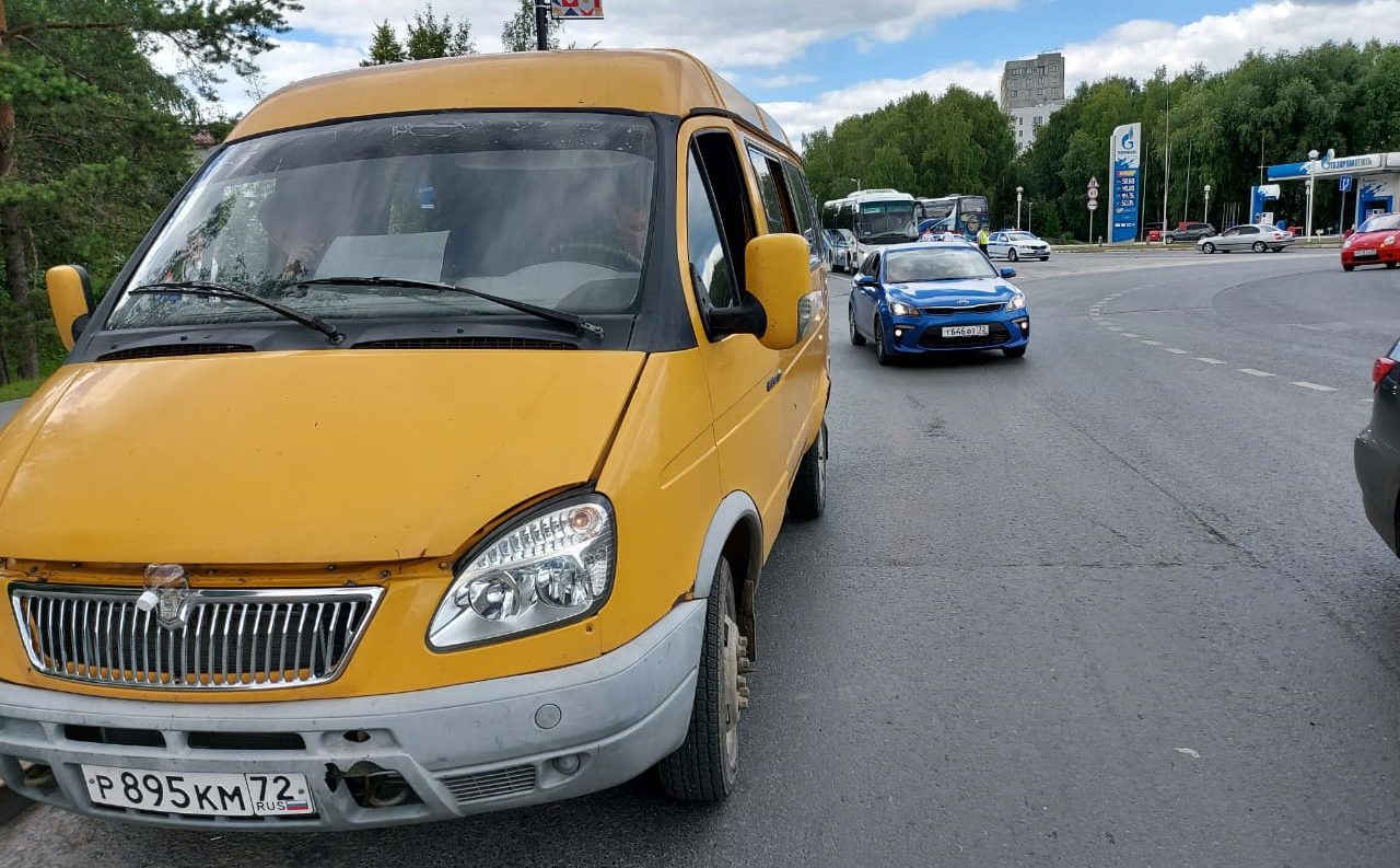 В Тобольске задержали водителя автобуса без прав и номеров 1