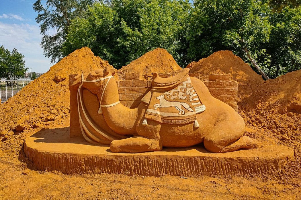 Верблюд + песочная скульптура