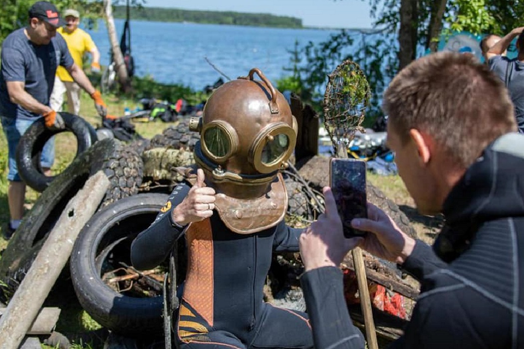В Екатеринбурге озеро Шарташ почистили дайверы и волонтёры