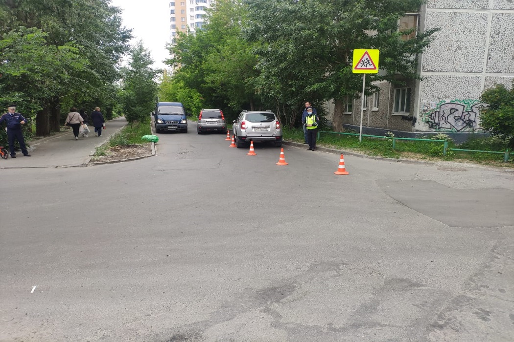 В Екатеринбурге мама с ребёнком попали под колёса внедорожника