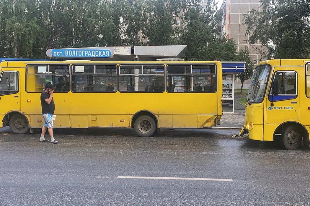 Ребёнок и двое взрослых пострадали в ДТП с автобусами в Екатеринбурге