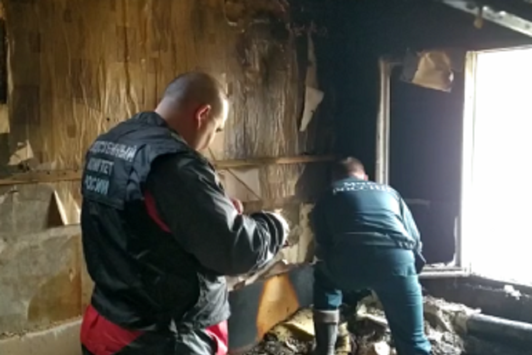 В Пыть-Яхе при пожаре в частном доме погибли двое взрослых и двое детей