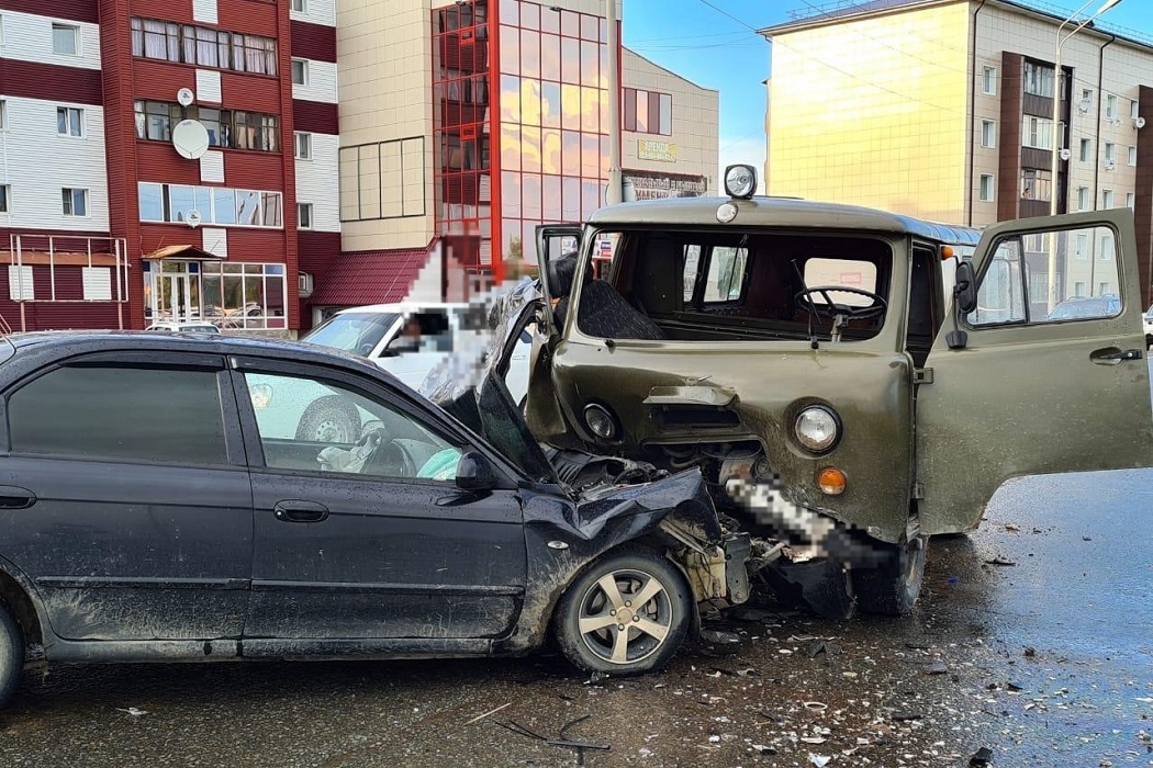 В Советском районе водитель иномарки влетел в УАЗик