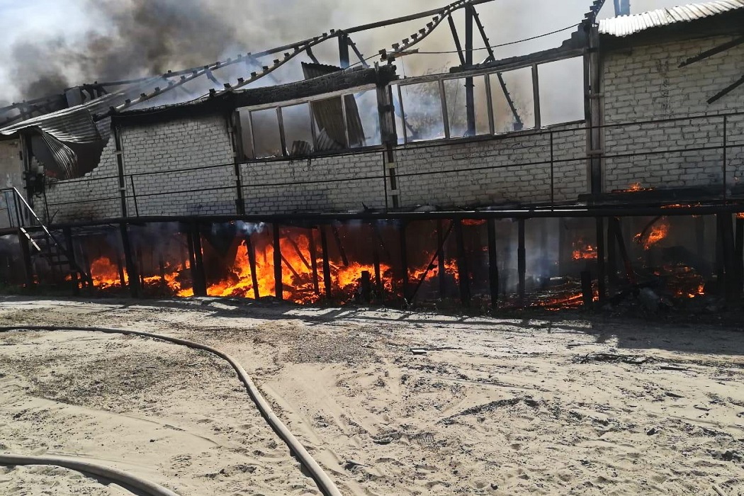 В Тарко-Сале горел промышленный склад