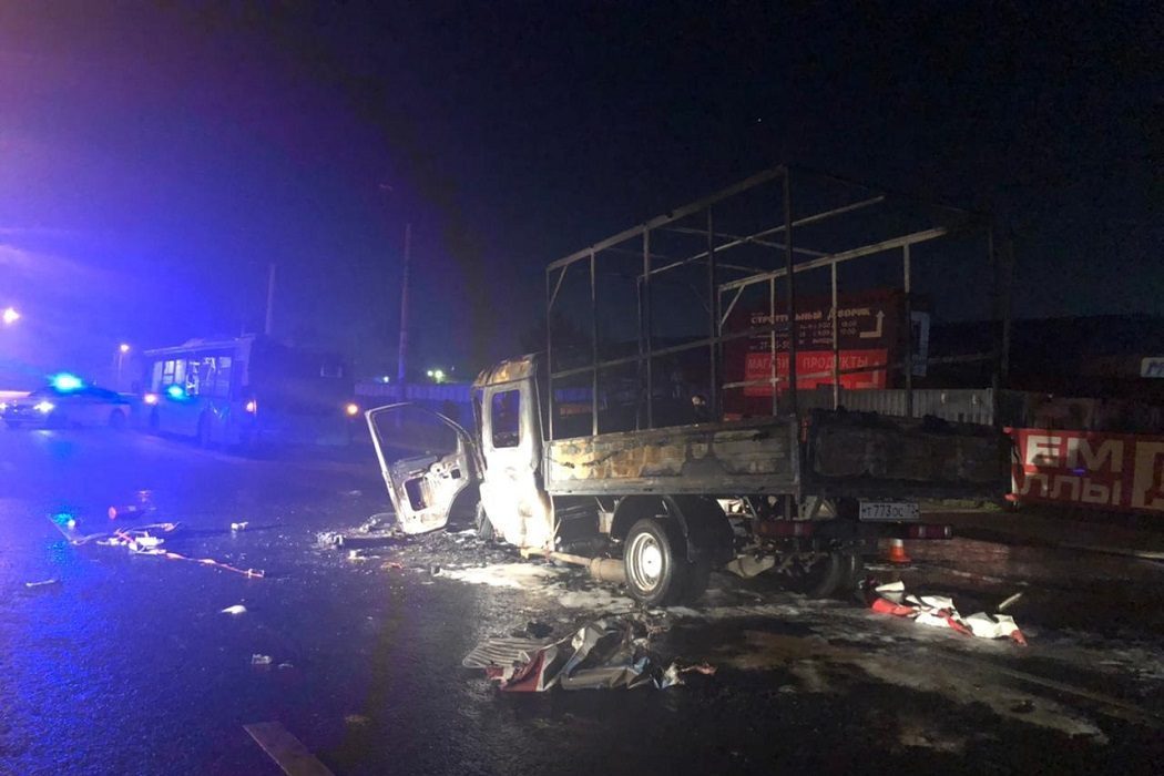 В Тюмени «Газель» въехала в автобус и загорелась, двое погибли