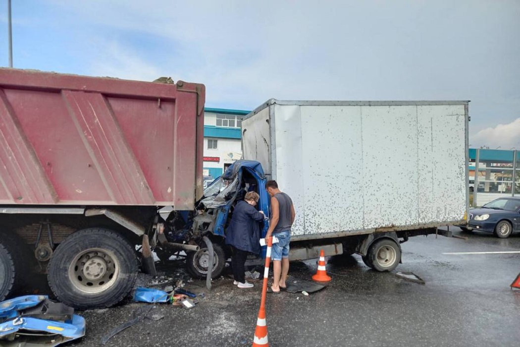 В Тюмени в массовой аварии с тремя грузовиками пострадал мужчина 4