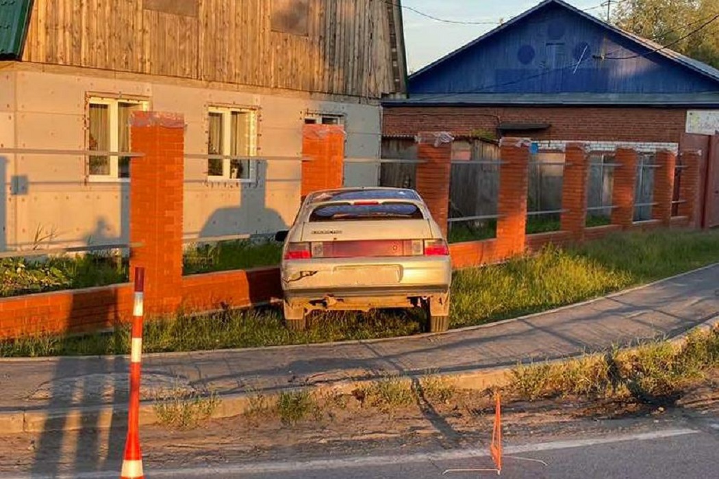 В Тобольске пьяный 24-летний парень угнал автомобиль и врезался в ограду
