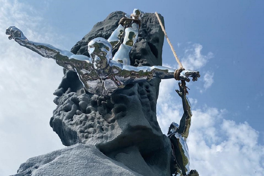 На Перевале Дятлова установили 4-метровый памятник погибшим студентам