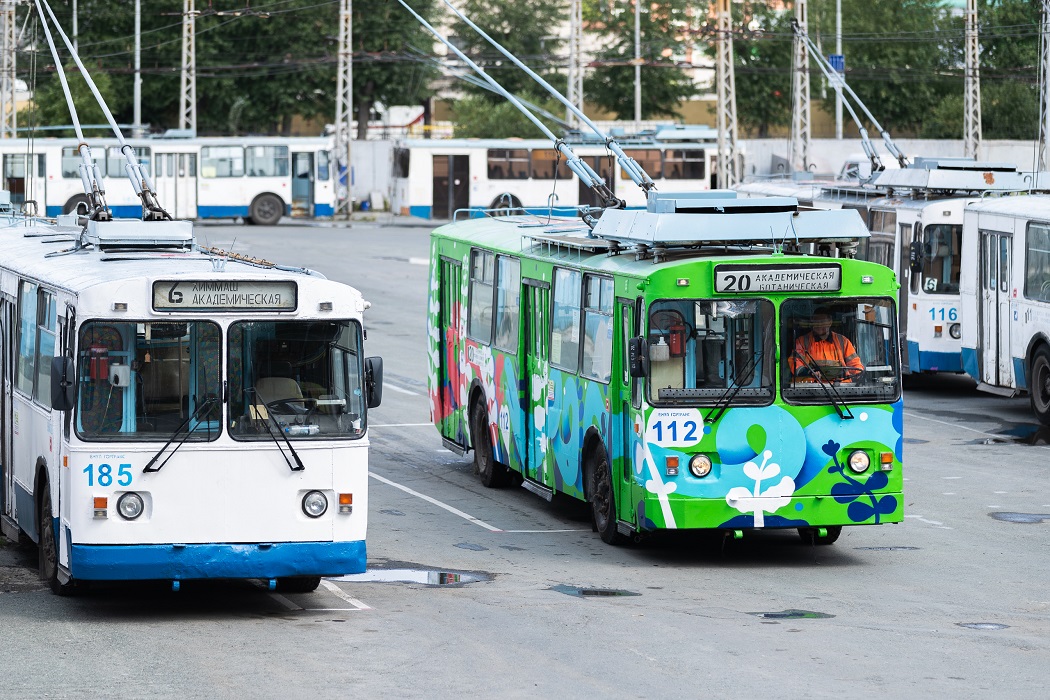 В Екатеринбурге расписанный художницей троллейбус №20 вышел на линию