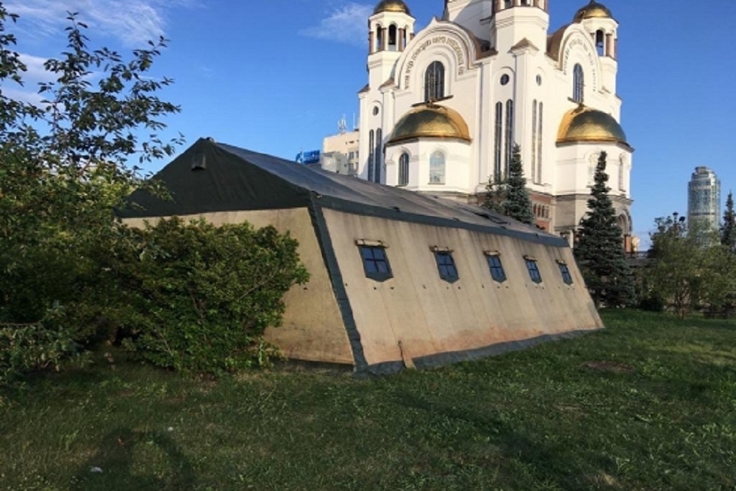 У Храма на Крови в Екатеринбурге возвели палаточный городок для паломников