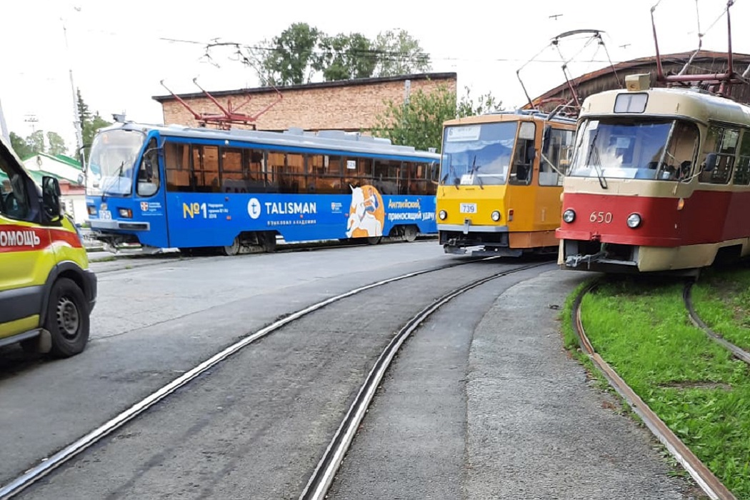 Трамвай сбил женщину-кондуктора на кольце ВИЗа в Екатеринбурге