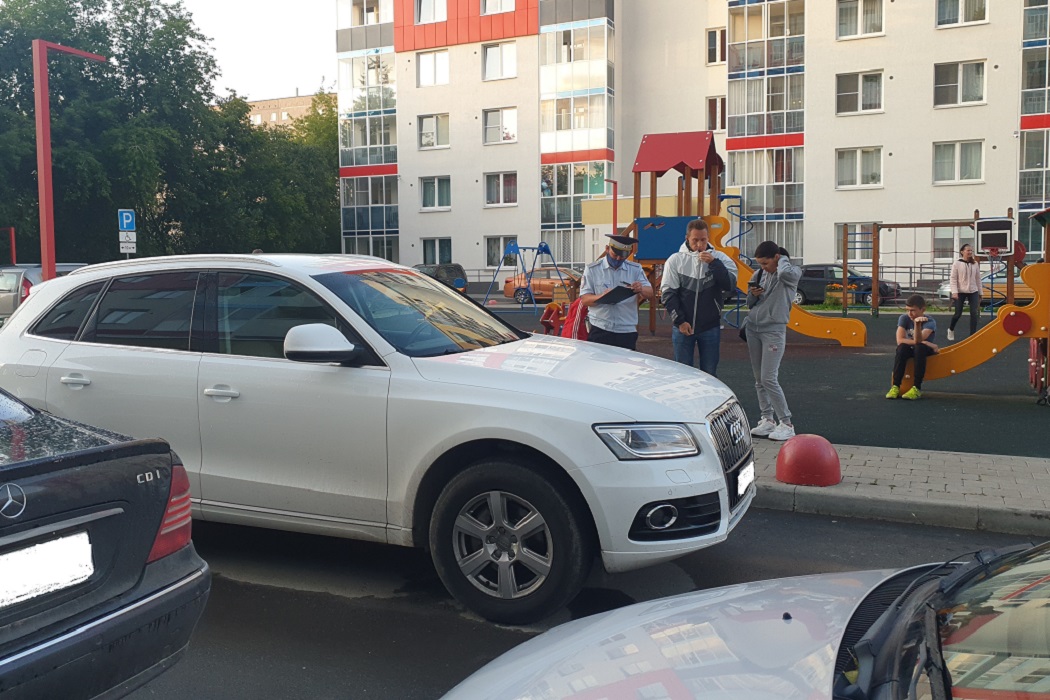 На Эльмаше водитель Audi Q5 сбил 8-летнего мальчика во дворе