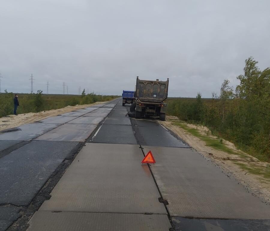 На Ямале водитель «Урала» сбил водителя грузовика, менявшего колесо 1