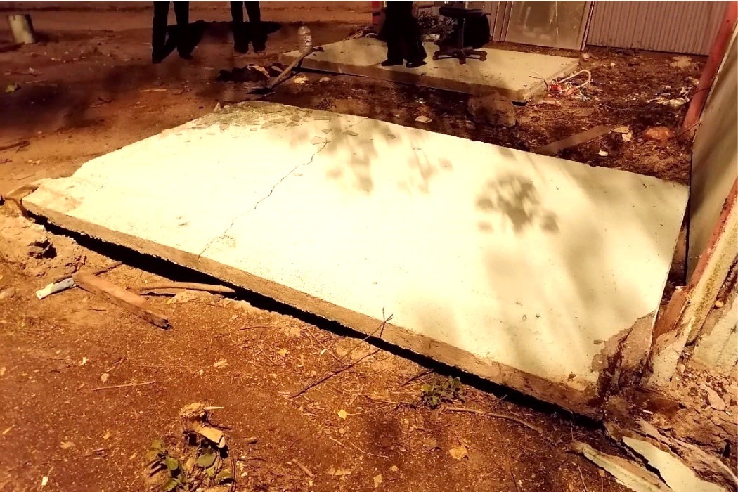 В Екатеринбурге у дома на Ясной 36-летнего рабочего придавило бетонной плитой 