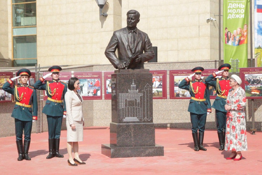 В Челябинске открыли памятник легендарному губернатору Петру Сумину
