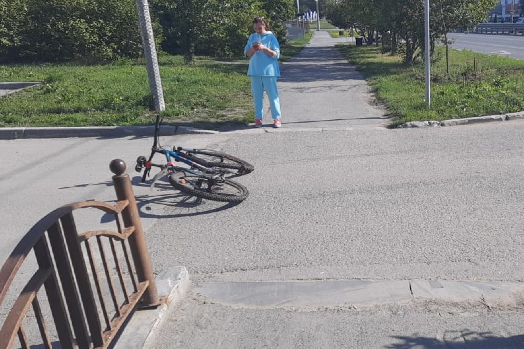 В Тюмени водитель «Рено» сбил велосипедиста и потребовал с него деньги