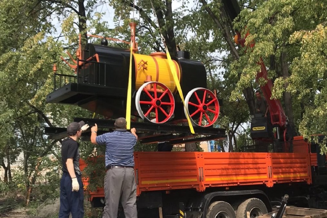 В сквере Железнодорожников в Тюмени установили паровоз Черепановых