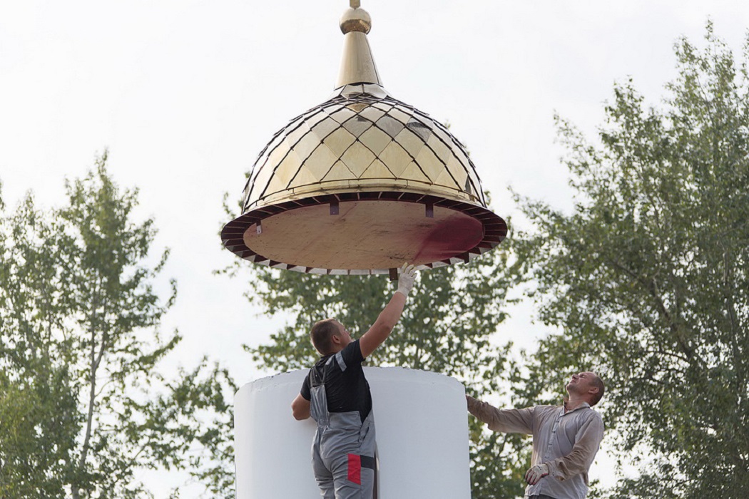 В Нижнем Тагиле освятили купол и крест новой часовни в честь Демидовых