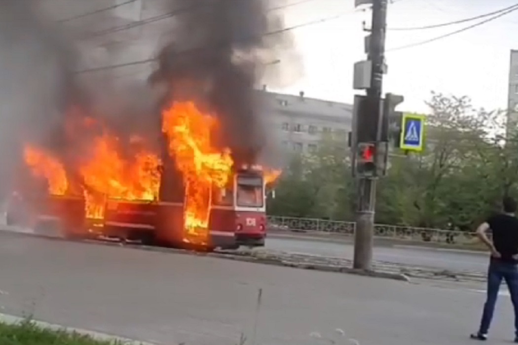 В Нижнем Тагиле трамвай №10 сгорел возле Площади Славы