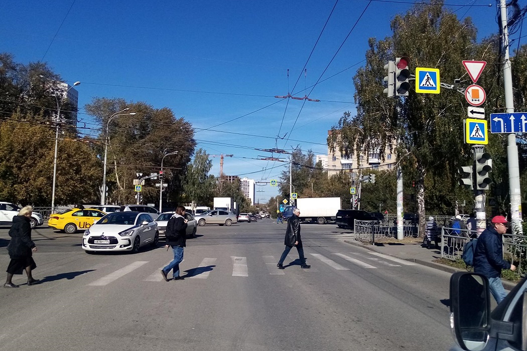В Екатеринбурге ищут водителя, сбившего на «зебре» подростка на самокате