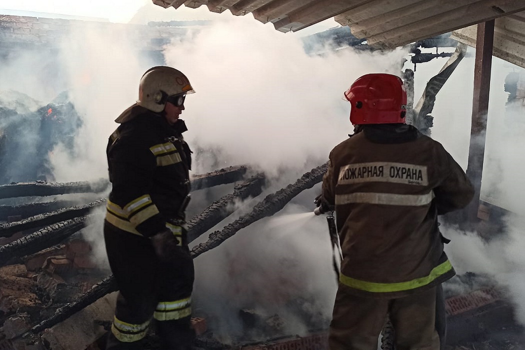 Уничтоживший два дома пожар в посёлке Коптяки под Екатеринбургом потушен