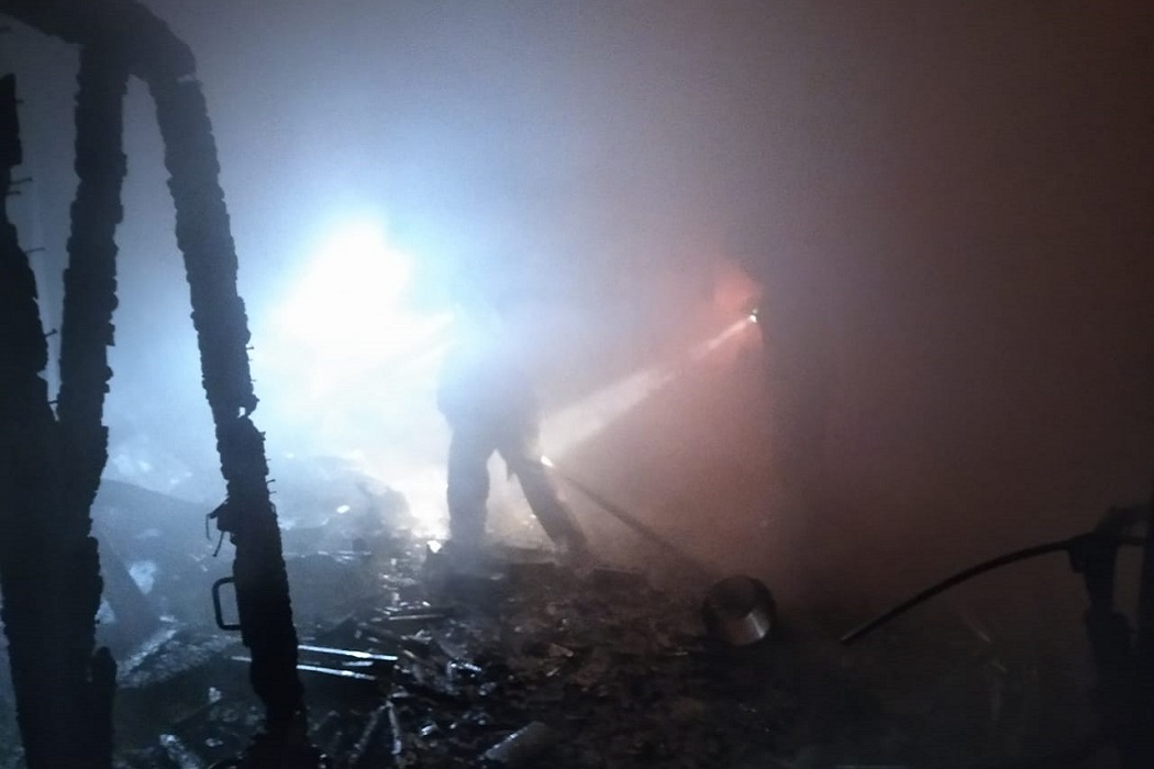 При пожаре в доме в Кадниково под Сысертью пострадали 4 человека