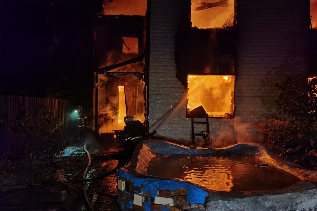В Екатеринбурге в садах на Московской сгорел частный дом