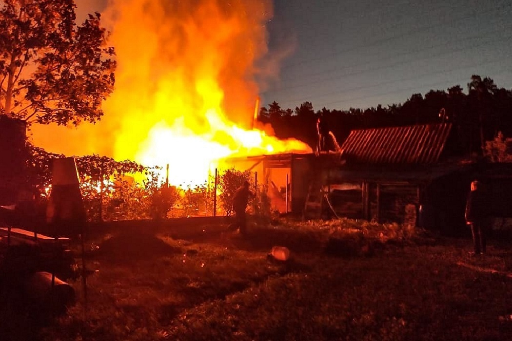 Ночью в Екатеринбурге сгорело 10 садовых домов в СНТ «Энергостроитель»