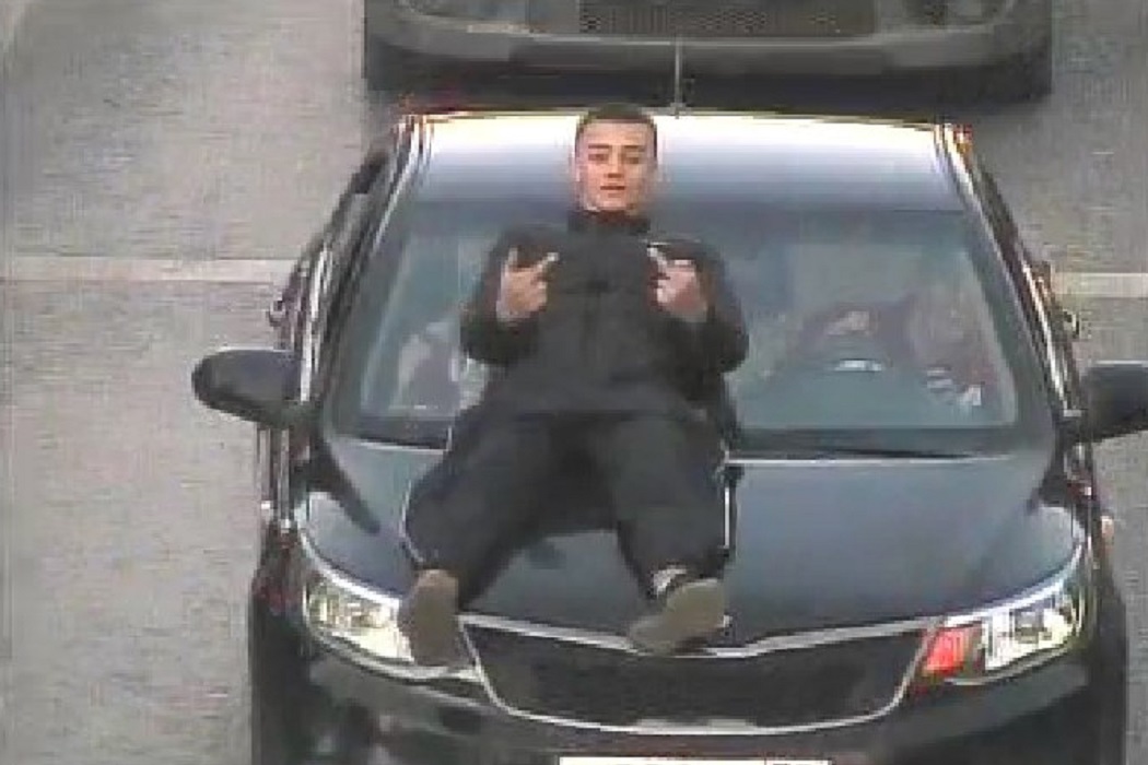 18-летний тюменец прокатил друга на капоте машины по городу