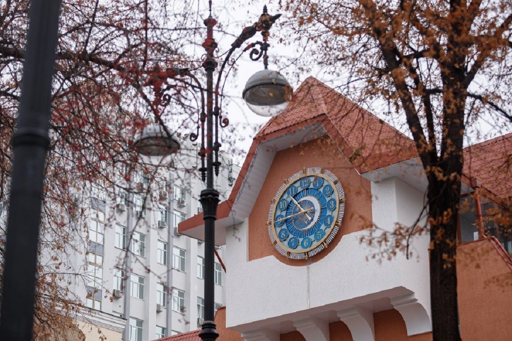 Кинетический арт-объект «Время чудес» украсил фасад Театра кукол в Екатеринбурге