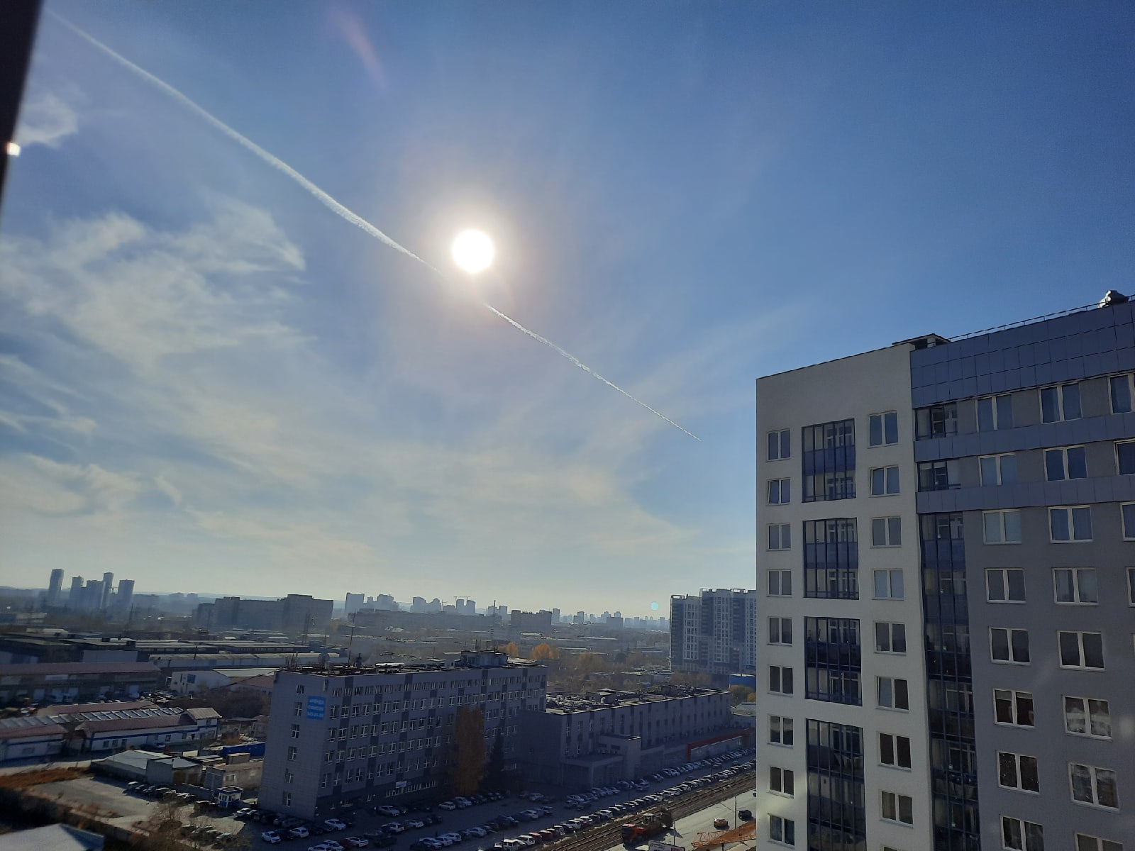 Белые полосы в небе напугали жителей Екатеринбурга