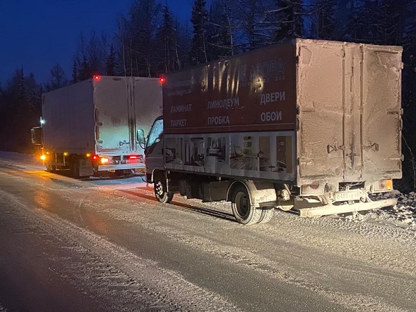 Автоинспекторы Ноябрьска помогли водителю грузовика на трассе