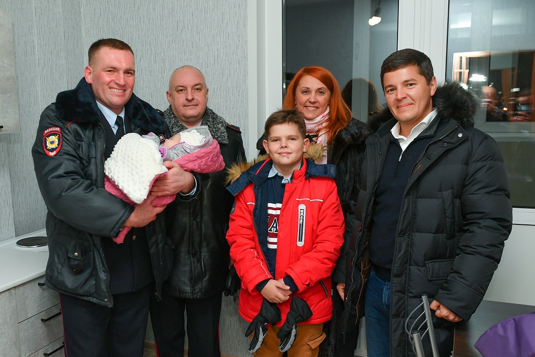 Дмитрий Артюхов вручил ключи от новых квартир полицейским и медработникам