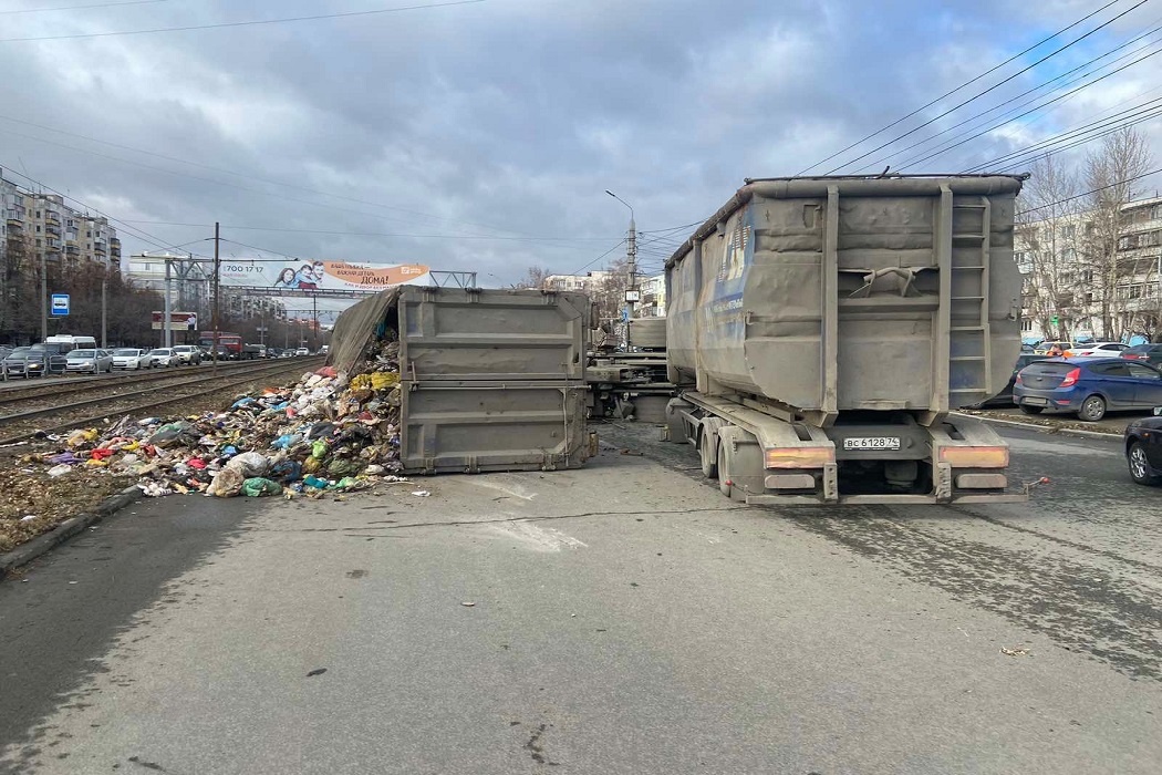 На северо-западе Челябинска опрокинулся прицеп мусоровоза