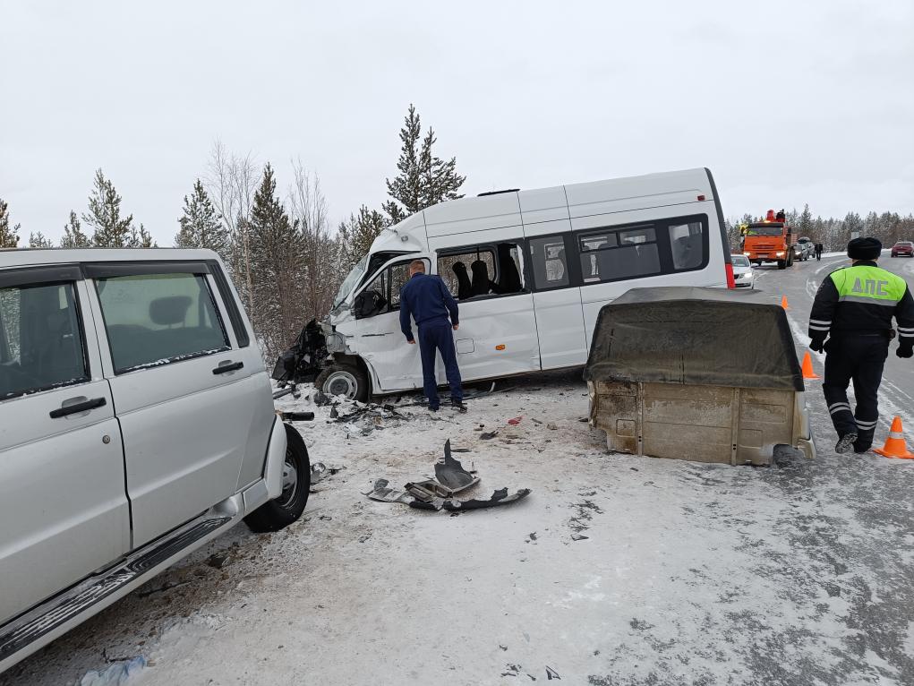 На Ямале в лобовом ДТП с микроавтобусом пострадали семь студентов колледжа