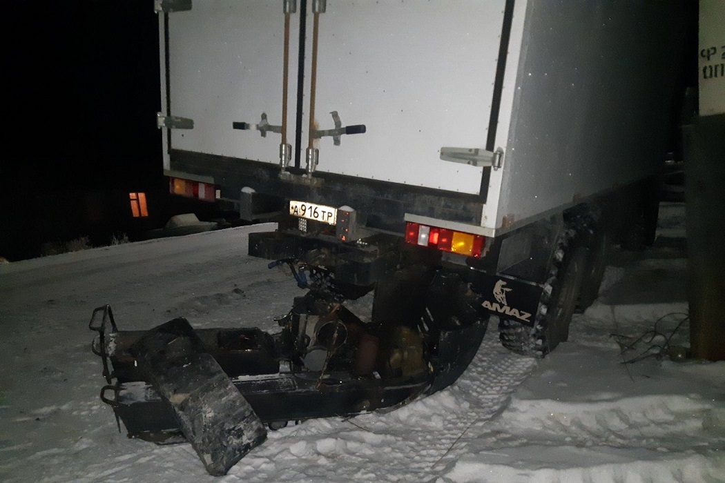 На Ямале водитель снегохода залетел под грузовик