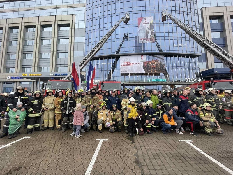 Пожарные из Югры на скорость поднялись на небоскрёб в Санкт-Петербурге 1