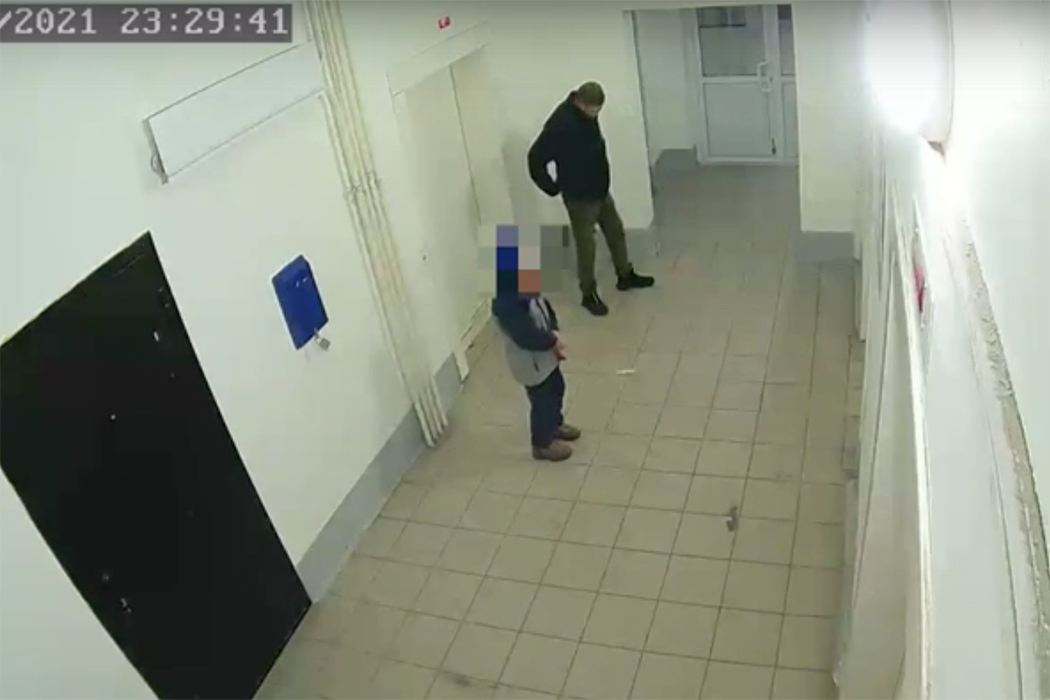 В Челябинске пьяный отец отказался пускать домой своего замерзшего ребёнка