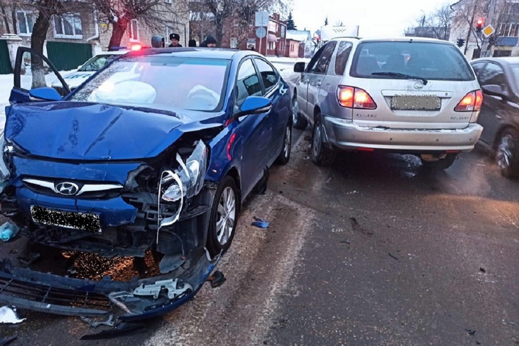 В Шадринске мужчина-водитель врезался в машину, травмировав 5-летнюю девочку