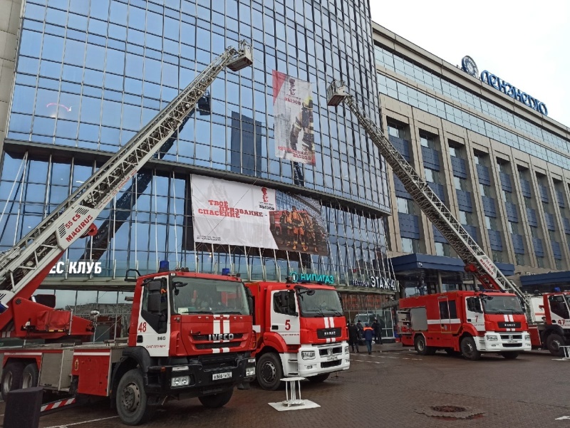Тюменские пожарные на скорость покорили небоскрёб в Санкт-Петербурге 5