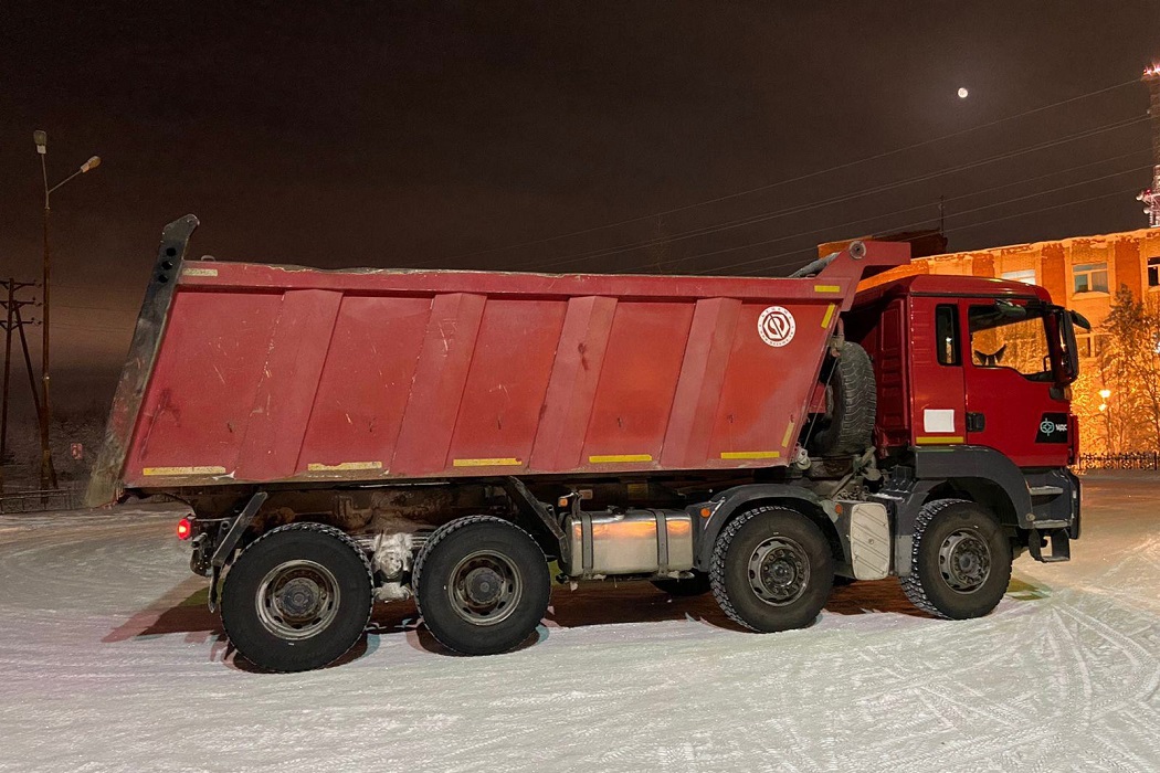 В Новом Уренгое опрокинулся грузовик с дорожными плитами