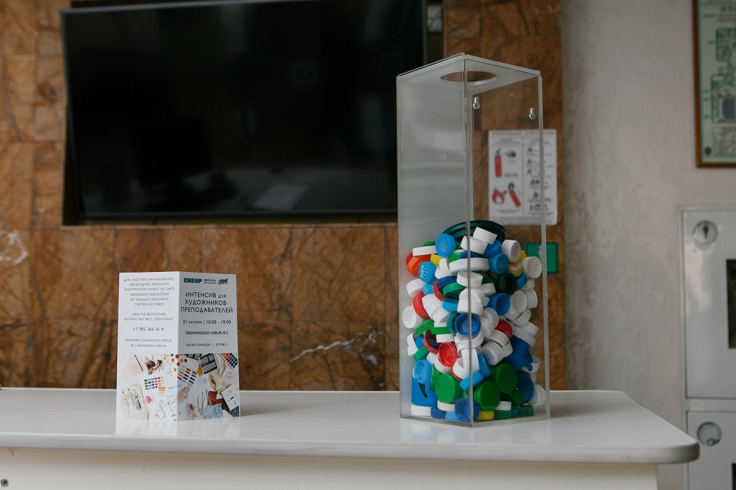 В Тобольске появились лавочки из переработанного пластика и контейнеры для сбора пластиковых крышек
