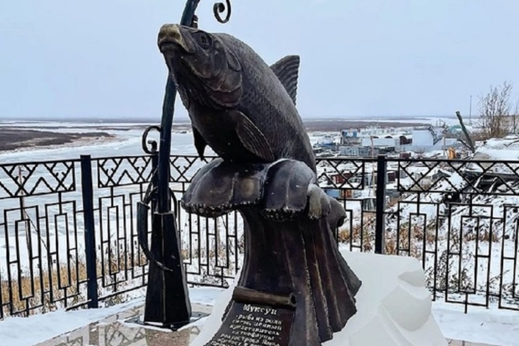 В Тюмени изготовили скульптуру рыбы, установленную на Ямале