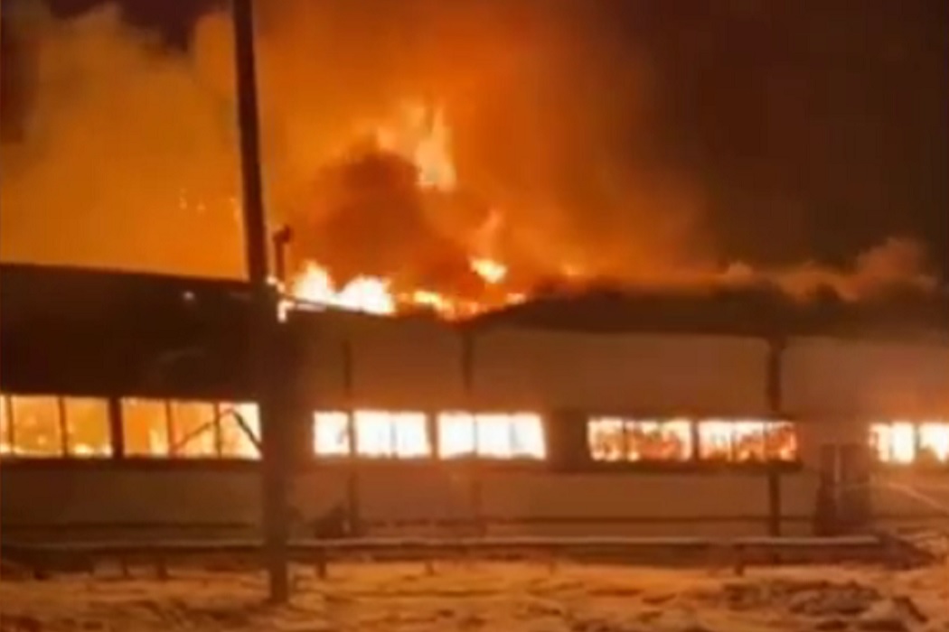 В Югре пожарные три часа тушили загоревшийся ангар в поселке Перегребном