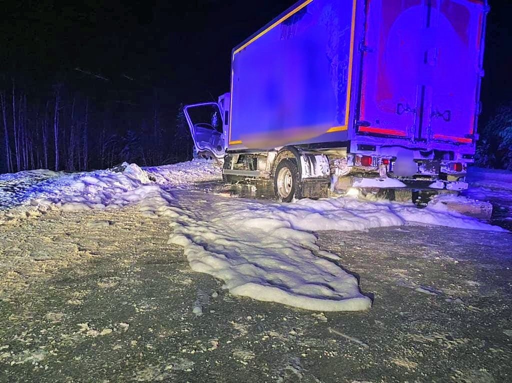 В Югре в массовом ДТП с фургоном погибли три человека