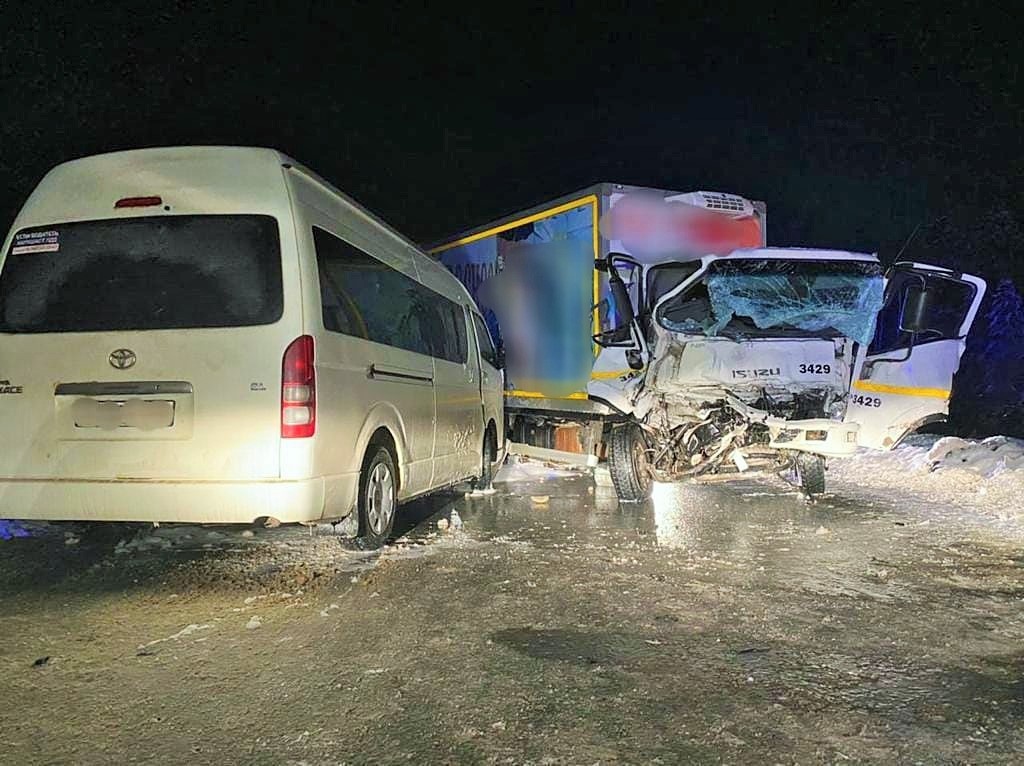 В Югре в массовом ДТП с фургоном погибли три человека