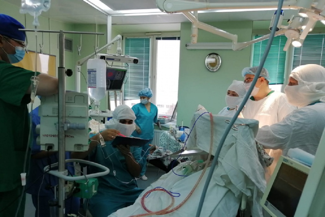 Врачи Сургута с помощью переводчика удалили опухоль мозга пациентке из Китая